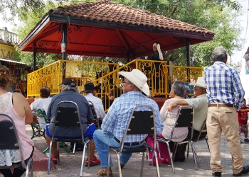 Disfrutan de “Viva el Mercado” al ritmo de Los Happy Boys