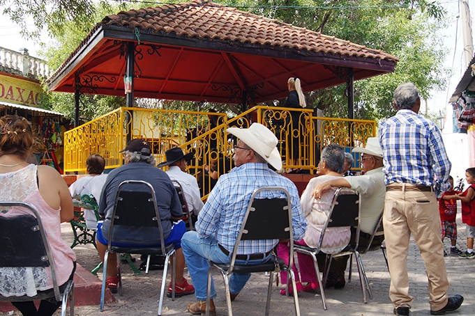 Disfrutan de “Viva el Mercado” al ritmo de Los Happy Boys