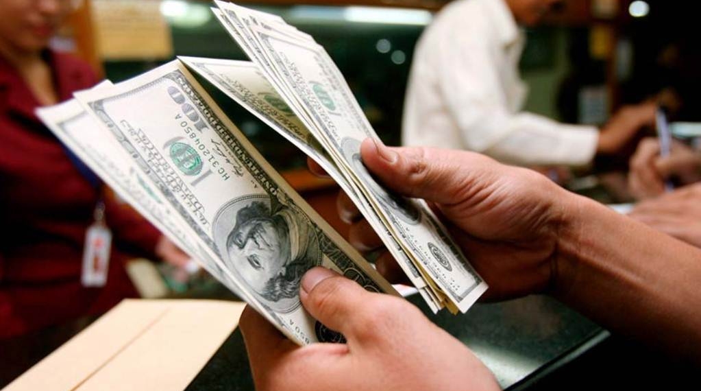 Finaliza dólar en $20; baja 13 centavos