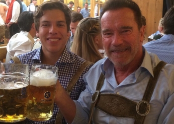 Arnold Schwarzenegger posa con su hijo que antes ocultó