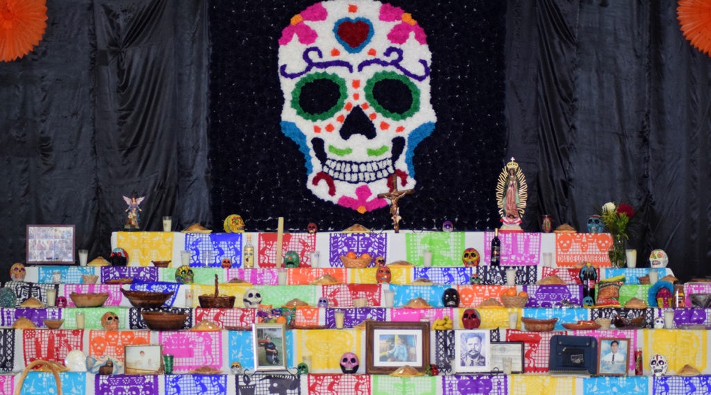 Todo éxito la exhibición de altares de muertos