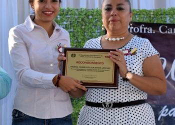 Alcaldesa de Nava entrega reconocimiento a docente