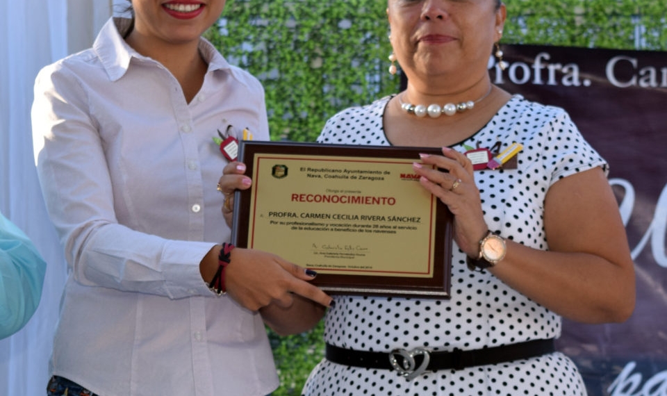 Alcaldesa de Nava entrega reconocimiento a docente