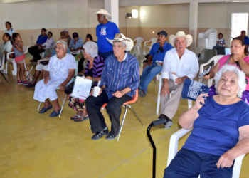 Entregan apoyos 65 y más en Nava
