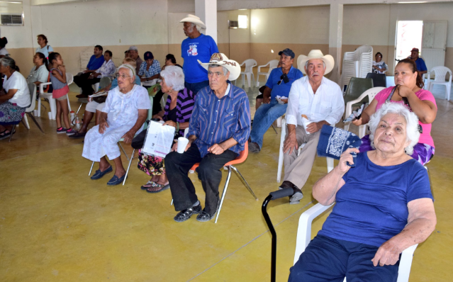 Entregan apoyos 65 y más en Nava