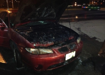 Se incendia vehículo en estacionamiento de centro comercial