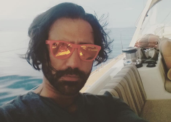 Alex Fernández navega por el Mar de Cortés