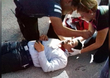 Reportan estable a joven que se metió con todo y carro debajo de un tráiler