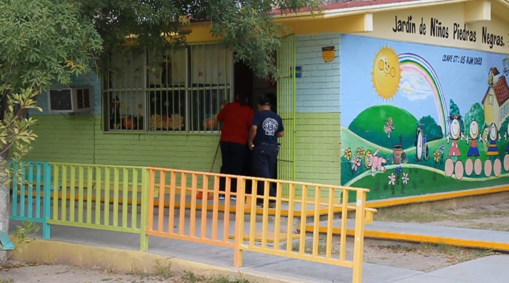 Se enfrenta a golpes contra dos ladrones