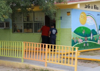 Se enfrenta a golpes contra dos ladrones
