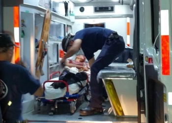 Reportan delicado pero estable a joven baleado