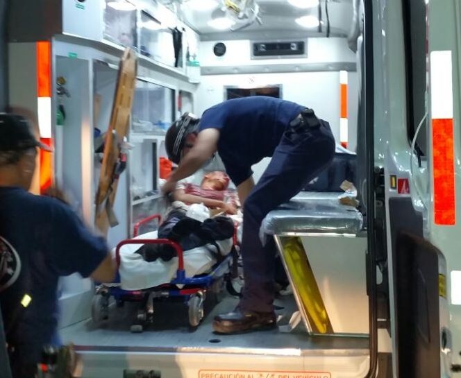 Reportan delicado pero estable a joven baleado