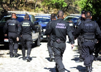 Mujer acusa a policías de golpearla