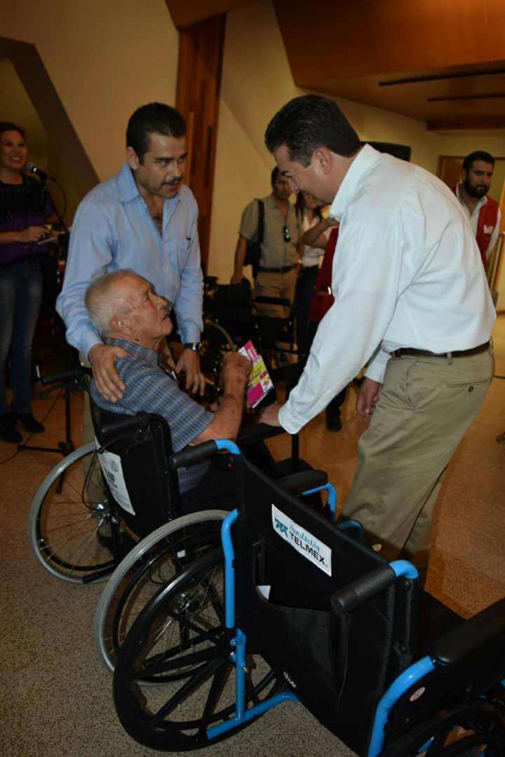 El Alcalde Juan Gabriel Garza Calderón, hizo entrega de sillas de ruedas en coordinación con el DIF municipal. (Foto: Gabriel López Meza)