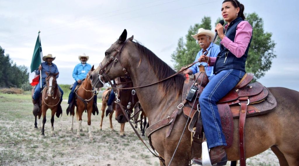 Alcaldesa de Nava encabeza cabalgata