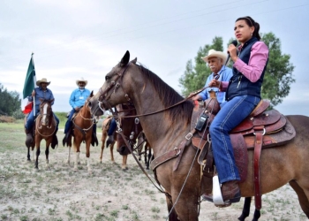 Alcaldesa de Nava encabeza cabalgata