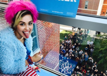 Miley Cyrus pide votos para Hillary en Universidad