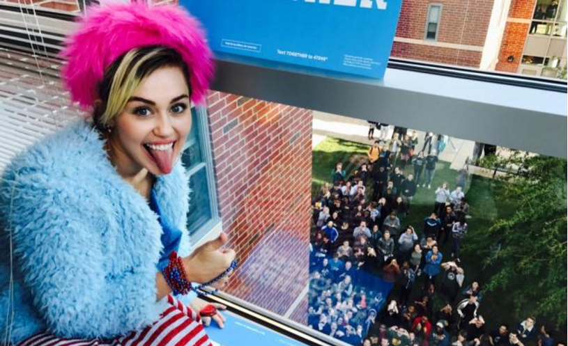 Miley Cyrus pide votos para Hillary en Universidad