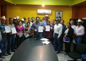 Entregan credenciales y constancias de fierro de herrar