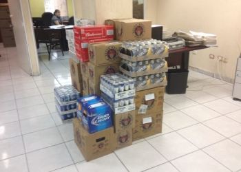 Lo sorprenden vendiendo cerveza a un menor de edad