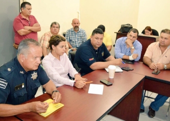 Sostiene reunión alcaldesa con transportistas y PFP en Nava