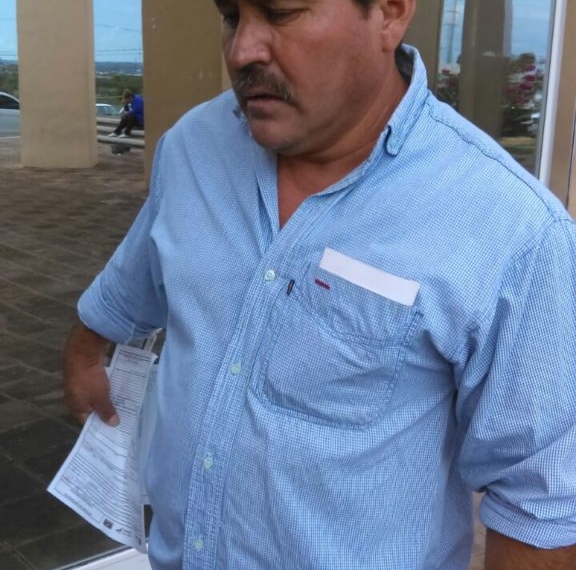Familiares buscan a detenido por la policía