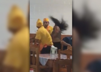 Empleados agreden a mujer en taquería de Querétaro