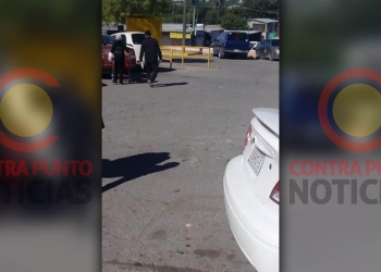 Reportan a policías investigadores quitando placas a vehículos