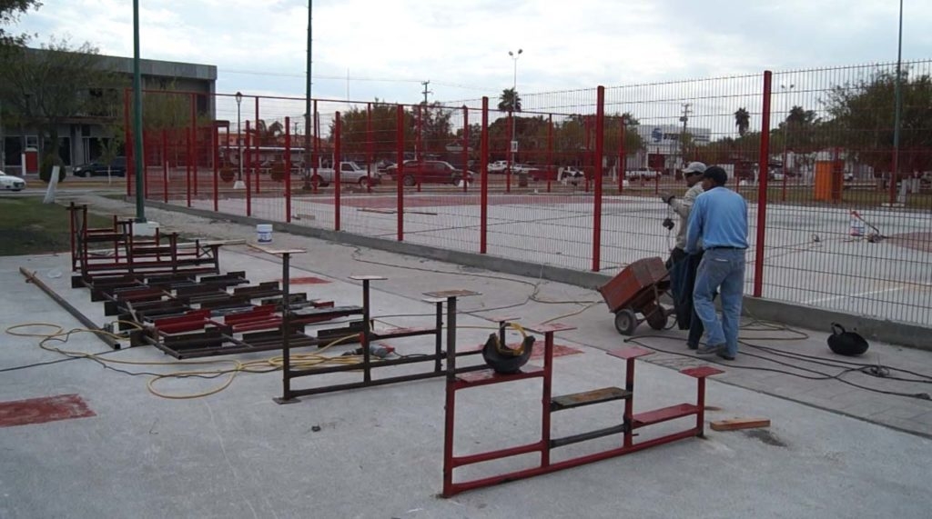 60 por ciento de avance en la cancha de la Macro Plaza