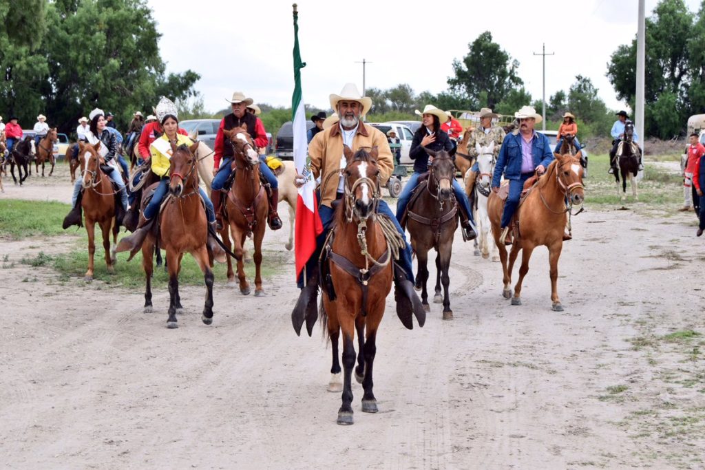 Parte de la cabalgata de Nava 2016, encabezada por la alcaldesa Ana Gabriela Fernández Osuna. (Foto: Twitter/@Gabyoss)