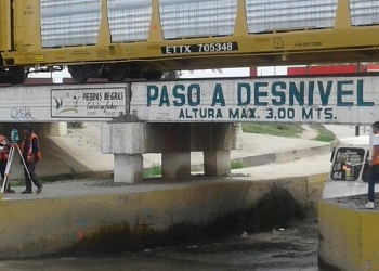 Tren le tritura pie a obrero