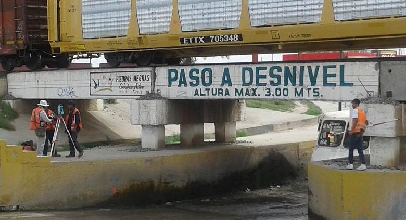 Tren le tritura pie a obrero