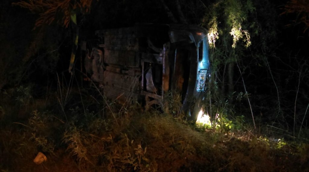 Vuelca su vehículo por manejar en estado de ebriedad