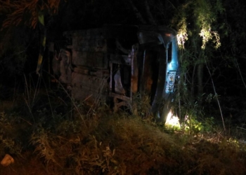 Vuelca su vehículo por manejar en estado de ebriedad