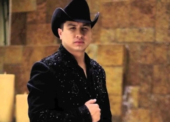 #Video ‘Se comen’ en redes a Julión por cantar el Himno Nacional