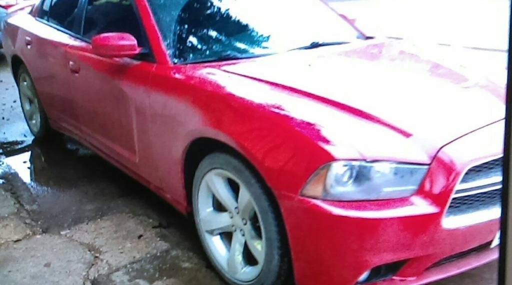 Roban vehículos de lujo en la colonia Harold Pape