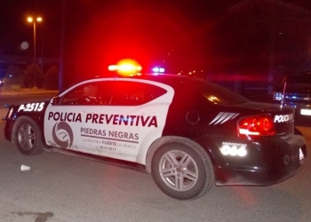 Ignora semáforo en rojo y provoca choque