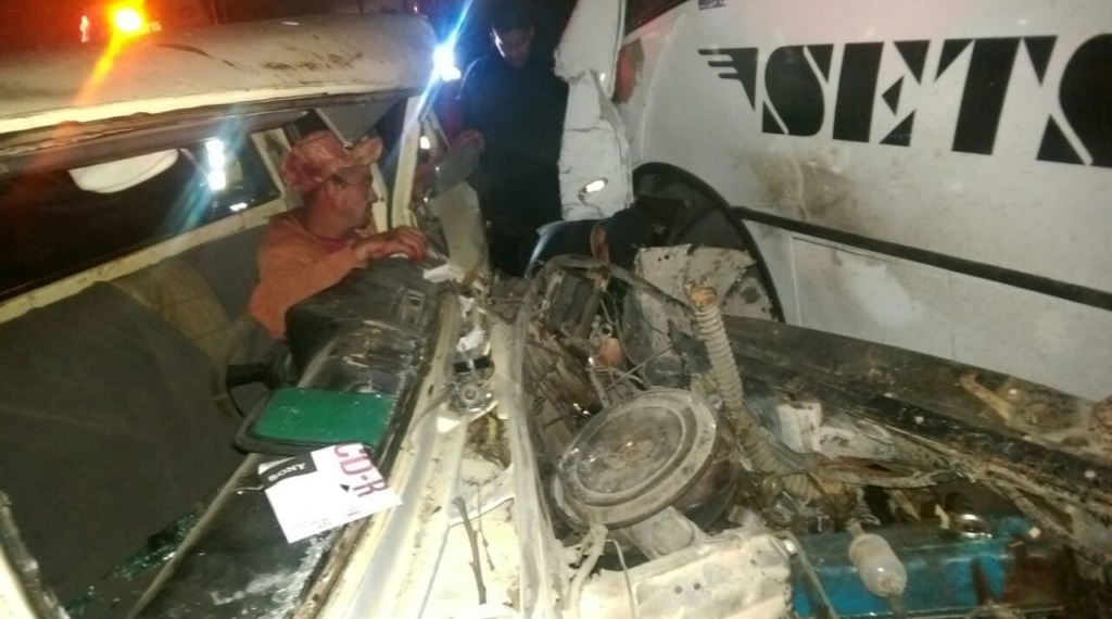 Queda prensado en su pick up al ser embestido por un camión