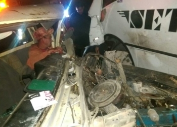 Queda prensado en su pick up al ser embestido por un camión