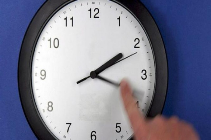 Mañana atrase su reloj antes de ir a dormir