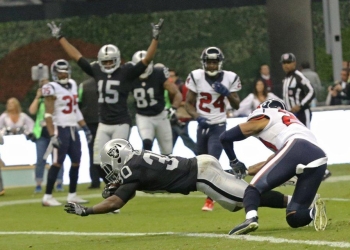 Raiders superó 27-20 a Texans en el Azteca