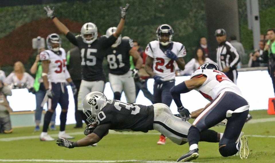 Raiders superó 27-20 a Texans en el Azteca