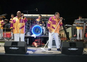Ameniza grupo Flash en el baile de la revolución en Nava