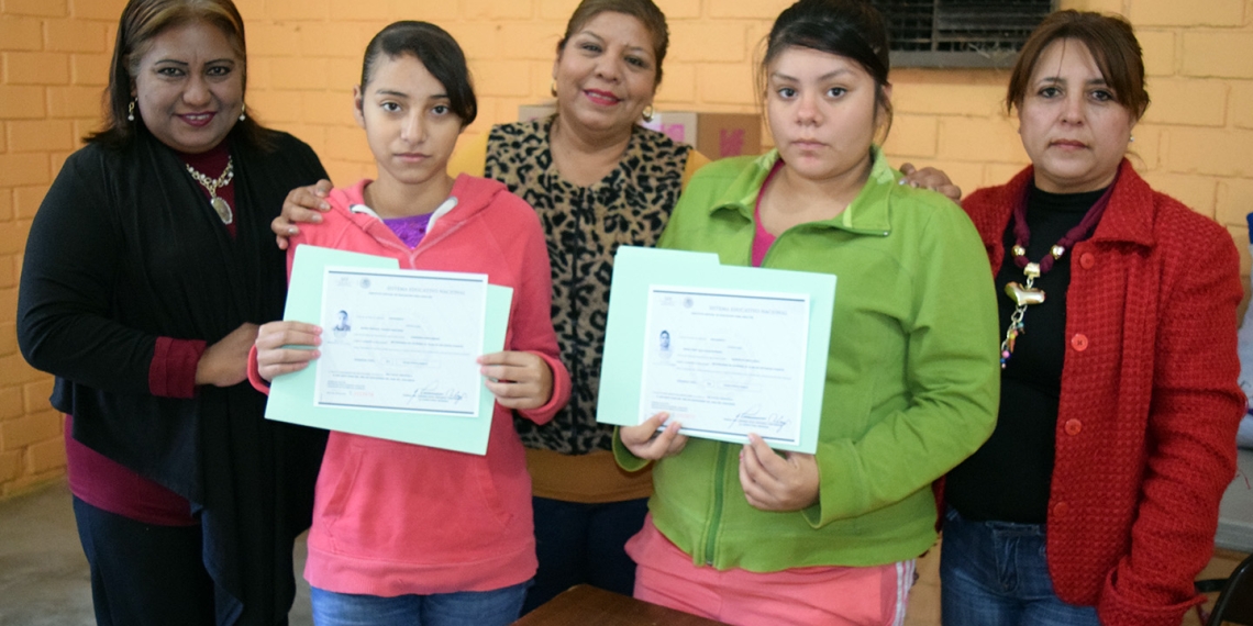 Entrega IEEA certificados de primaria y secundaria en Nava