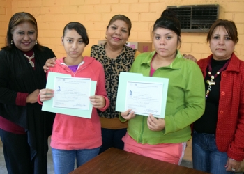 Entrega IEEA certificados de primaria y secundaria en Nava
