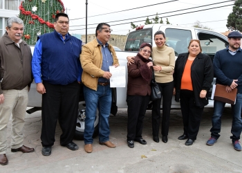 Entregan camioneta sorteada en la feria de San Andrés Nava 2016