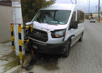 Se impacta contra poste de concreto