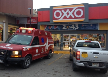 Dos sujetos con los rostros cubiertos asaltan un Oxxo