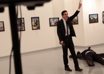 Asesinan a tiros a embajador ruso en Turquía