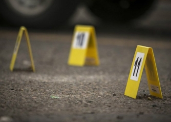 Asesina a su pareja de 17 años y la entierra en el patio de su casa